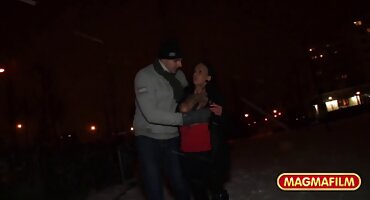 xxx thái lan Brunette được kiêm trên ngực của cô. phim xec bo chong nang dau